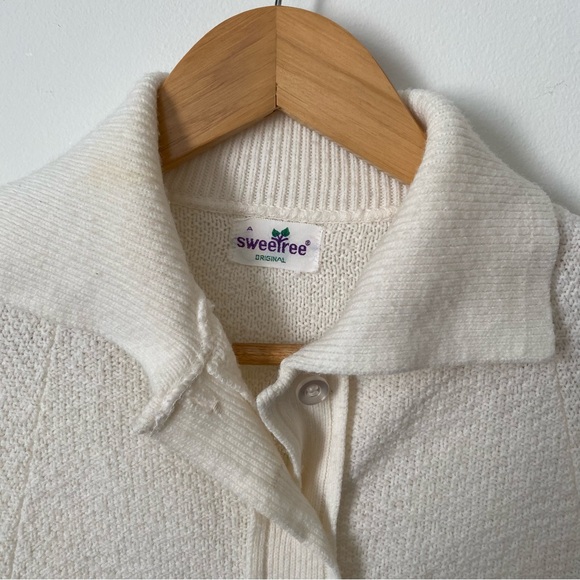 Vintage 70s Hand Knit Pure White Shawl Sweater with Collar and Fraying OSFM - Picture 4 of 4